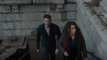Chaqueta acolchada On Running usada por Colter Shaw (Justin Hartley) como se ve en Tracker (S01E09)
