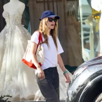 Gorra Merci Ci Mer usada por Olivia Wilde en Studio City Post el 7 de abril de 2024