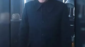 Atuendos de los miércoles: Chaqueta de abrigo negro de lana usada por el tío Fester (Fred Armisen) en el episodio 7 de la temporada 1