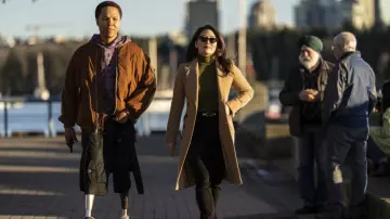 Tenues de la série télévisée Tracker : Reenie Green (Fiona Rene) porte un long trench-coat en laine camel dans la saison 1, épisode 7