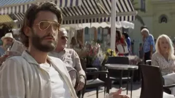 Las gafas de sol que lleva Adrien (Pierre Niney) en la película Masquerade