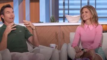 Pull à col Alice + Olivia Porla porté par Natalie Morales comme on le voit dans The Talk le 26 avril 2024