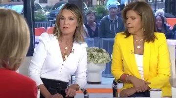 Veronica Beard Dekalb Top en blanc porté par Savannah Guthrie comme on le voit dans Today le 26 avril 2024