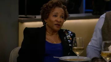 Cinq à Sept Sequin Embelleshed Peak Lapels Blazer usado por Lucretia Turner (Wanda Sykes) como se ve en The Upshaws (T05E05)