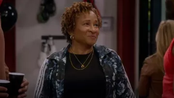 Conjunto de collar de luna creciente gruesa de cadena mixta de Madewell usado por Lucretia Turner (Wanda Sykes) como se ve en The Upshaws (S05E05)