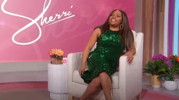 Robe mi-longue fourreau brodée de paillettes Prabal Gurung portée par Sherri Shepherd comme on le voit dans Sherri le 26 avril 2024