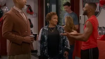 Chaqueta deportiva Adidas Firebird Floral 3-Stripes usada por Lucretia Turner (Wanda Sykes) como se ve en The Upshaws (T05E05)