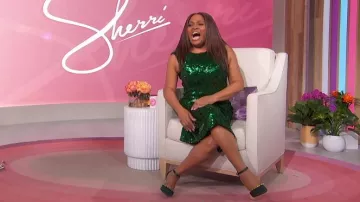 Katy Perry The Lookerr Ankle Strap Pointed Toe Pump usado por Sherri Shepherd como se ve en Sherri el 26 de abril de 2024