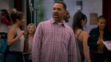 Chemise à carreaux Stüssy Stones portée par Bernard Upshaw (Mike Epps) comme on le voit dans The Upshaws (S05E05)