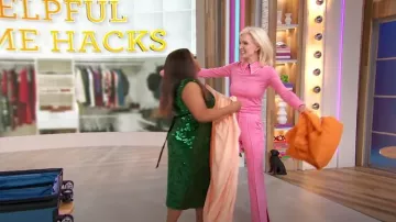 Pantalon évasé taille mi-haute Alice + Olivia Danette porté par Lora Mclaughlin Peterson vu dans Sherri le 26 avril 2024