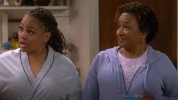 Conjunto de collar de luna creciente gruesa de cadena mixta de Madewell usado por Lucretia Turner (Wanda Sykes) como se ve en The Upshaws (S05E06)