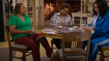 Pantalones de chándal Aviator Nation Chevron usados por Regina Upshaw (Kim Fields) como se ve en The Upshaws (S05E06)