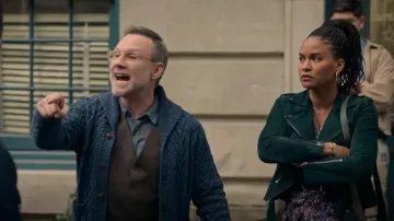 Chaqueta motera Allsaints Balfern Suede en verde pino usada por Helen Grace (Joy Bryant) como se ve en The Spiderwick Chronicles (T01E04)