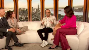 Chaqueta de camionero de mezclilla con tachuelas John Varvatos usada por Donnie Wahlberg como se ve en The Drew Barrymore Show el 23 de abril de 2024