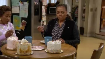 Veste de motard en cuir Sandro portée par Regina Upshaw (Kim Fields) comme on le voit dans The Upshaws (S05E06)