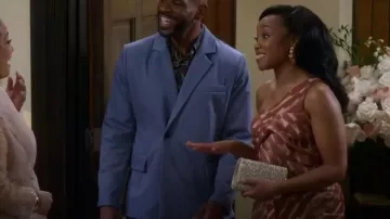 Asos Design Robe crayon mi-longue Peekaboo Shoulder Tuck portée par Monique (Sharifa Oliver) dans The Upshaws (S05E06)