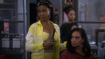 Camiseta de chándal Adidas Daniëlle Cathari usada por Tasha (Gabrielle Dennis) como se ve en The Upshaws (T05E06)
