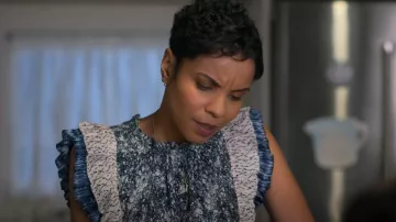 Ulla Johnson Kiri Robe portée par Aasha Henley (Ipsita Paul) comme on le voit dans I Woke Up a Vampire (S02E06)