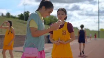 Sac à main rose Zara porté par Leanna Timmons (Ana Araujo) comme on le voit dans I Woke Up a Vampire (S02E06)