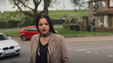 Temperley London x Anthropologie Shawl Puffer Coat usado por Eddie (Lydia West) como se ve en Big Mood (S01E01)