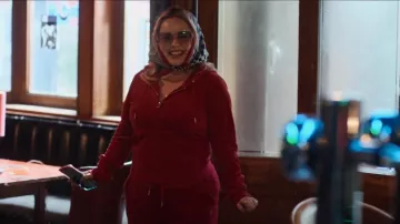 Juicy Couture Black Label Juicy Cameo Velour Set In Pink usado por Maggie (Nicola Coughlan) como se ve en Big Mood (S01E01)