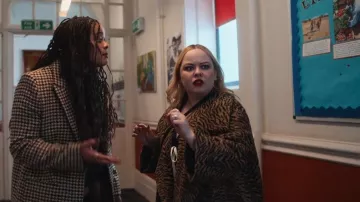 Asos Design Manteau de cérémonie à imprimé animal en marron porté par Maggie (Nicola Coughlan) comme on le voit dans Big Mood (S01E01)