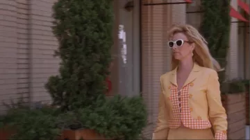 Moschino Ensemble jupe à carreaux orange bon marché et chic porté par Michele (Lisa Kudrow) lors de la réunion de lycée de Romy et Michele
