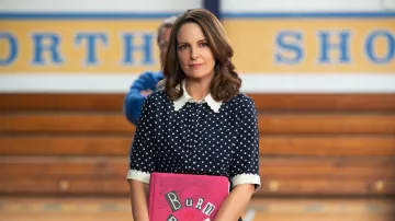 Top camisero de lunares usado por la Sra. Norbury (Tina Fey) como se ve en Mean Girls