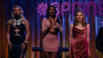 Vestidos de Mean Girls Película: Oh Polly Nice Mini Vestido de Manga Larga y Deep Plunge en rosa usado por Karen Shetty (Avantika Vandanapu)
