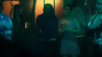 Vestido Miaou Ginger usado por Amerie Wadia (Ayesha A. Madon) como se ve en Heartbreak High (T02E06)