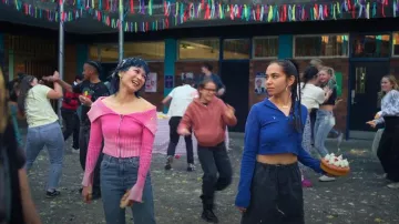 Gilet londonien blasé en tricot Tribeca porté par Sasha So (Gemma Chua-Tran) dans Heartbreak High (S02E07)