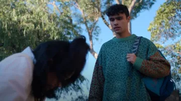 El suéter de punto de fractura del sacerdote harapiento usado por Malakai Mitchell (Thomas Weatherall) como se ve en Heartbreak High (T02E07)