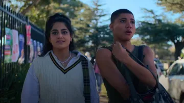Chaleco con cuello en V Uniqlo Cable usado por Amerie Wadia (Ayesha A. Madon) como se ve en Heartbreak High (T02E07)