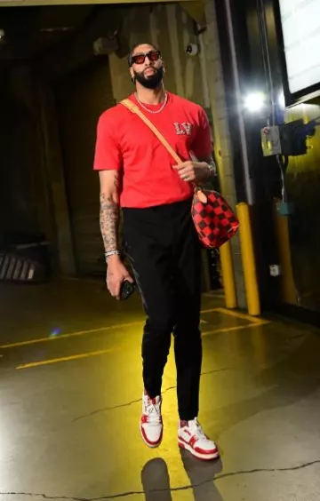 Camiseta Louis Vuitton Red Crystal LV Logo usada por Anthony Davis en la cuenta de Instagram @nbafashionfits