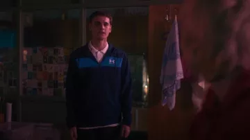 Chaqueta cortavientos Under Armour Sportstyle para hombre usada por Ca$h (Will McDonald) como se ve en Heartbreak High (T02E07)