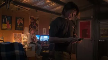 Camiseta Carhartt Pocket usada por Rowan (Sam Rechner) como se ve en Heartbreak High (T02E07)