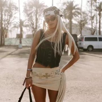 Pulsera Emma Pills Lucien usada por Dixie D'Amelio en su publicación de Instagram el 28 de abril de 2024
