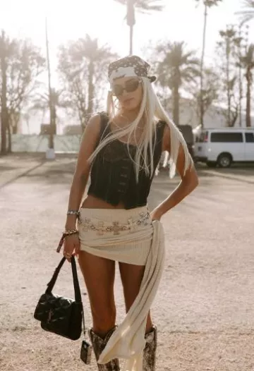 Bolso de hombro acolchado Saint Laurent Le 57 usado por Dixie D'Amelio en su publicación de Instagram el 28 de abril de 2024