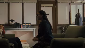 Cinq à Sept Khloé Denim Blazer usado por Helen Grace (Joy Bryant) como se ve en The Spiderwick Chronicles (T01E07)
