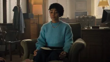 Pull bleu court Zara porté par Helen Grace (Joy Bryant) comme on le voit dans Les Chroniques de Spiderwick (S01E07)