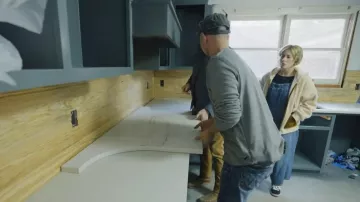 Madewell Hood­ed Zip worn by  Erin Napier as seen in Home Town (S08E16)