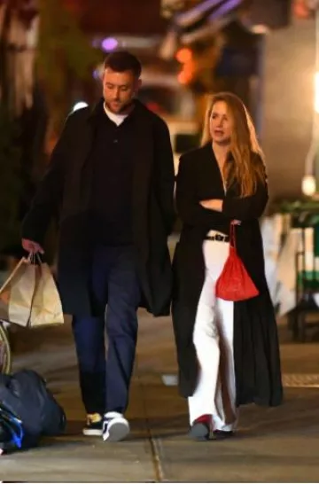 Cinturón ovalado de cuero con relieve de cocodrilo The Row usado por Jennifer Lawrence en la ciudad de Nueva York el 26 de abril de 2024