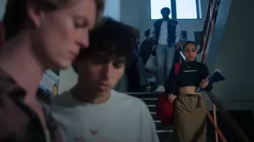 Calvin klein Jeans Co-ord Cut Out Neck Short Sweater porté par Missy Beckett (Sherry-Lee Watson) comme on le voit dans Heartbreak High (S02E08)