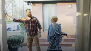 DR2 por Daniel Rainn Henley Top usado por Erin Napier como se ve en Home Town (T08E16)