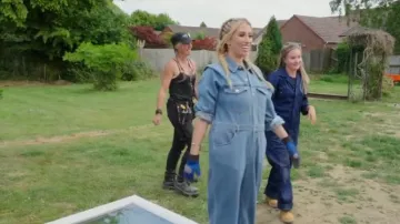 Combinaison en jean Monki portée par Stacey Solomon comme on le voit dans Stacey Solomon’s Renovation Rescue (S01E03)