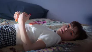 Top corto de manga corta de punto con estampado naranja de sidra usado por Quinni Gallagher-Jones (Chloé Hayden) como se ve en Heartbreak High (T02E08)