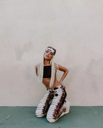 Pantalones de piel de pony con estampado animal de Fendi usados por Dixie D'Amelio en su publicación de Instagram el 27 de abril de 2024
