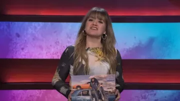 Topshop Grand haut à manches longues en microfibre photographique fleurie porté par Kelly Clarkson dans The Kelly Clarkson Show le 26 avril 2024