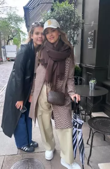 Tod's Cap usado por Jessica Alba Ae en su publicación de Instagram el 27 de abril de 2024