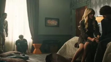 El vestido estampado de Kooples usado por Lexy Cross (Alyvia Alyn Lind) como se ve en Chucky (T03E07)